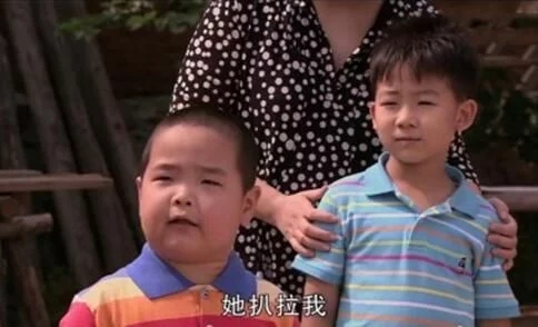 她扒拉我，这句话有什么含义吗？
