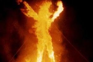 用生命玩游戏！男子连续打网游19小时呕血猝死